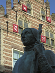 907413 Afbeelding van het bovenste deel van het bronzen standbeeld van paus Adrianus VI op de Pausdam te Utrecht; op de ...